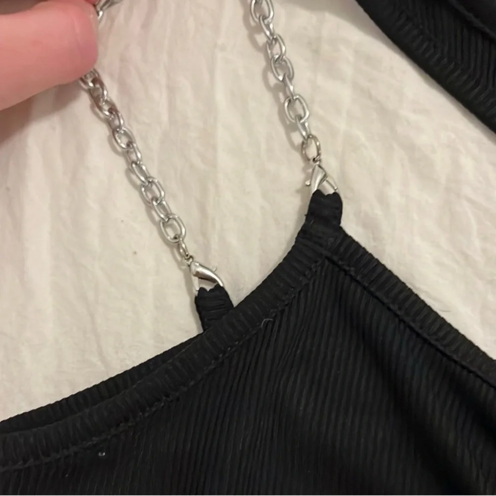 SHEIN Black Cutout Chain Strap Crop Top - Picture 5 of 5